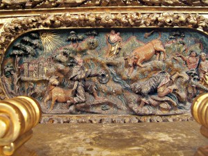 Détail de la prédelle du retable baroque du maître-autel illustrant la découverte, le taureau faisant la génuflexion devant la Statue qu'il vient de découvrir.